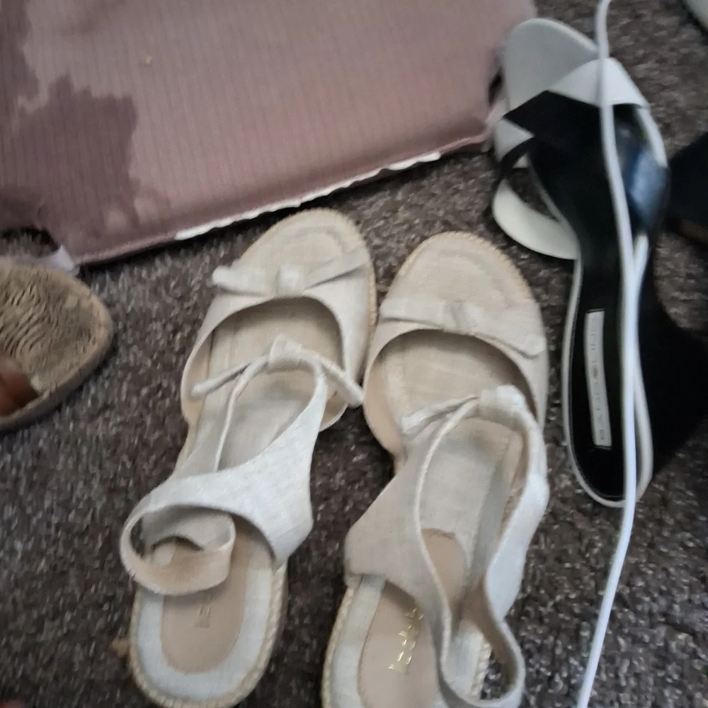 Liz Claiborne Cream Wedge Sandals with Bow
